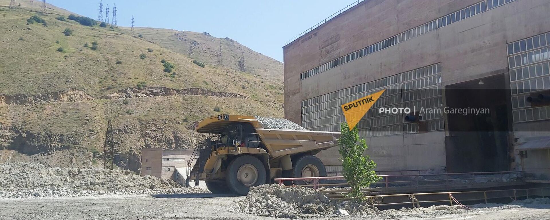 Отгрузка руды на дробление Каджаранском медно-молибденовом руднике - Sputnik Армения, 1920, 20.07.2022