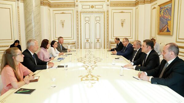 Премьер-министр Никол Пашинян принял вице-спикера Бундестага ФРГ Катрин Геринг-Экард и возглавляемую ею делегацию (20 июля 2022). Еревaн - Sputnik Армения