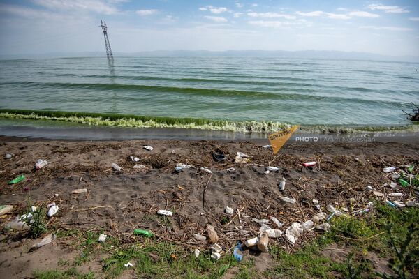 Мусор на побережье озера Севан у города Мартуни - Sputnik Армения