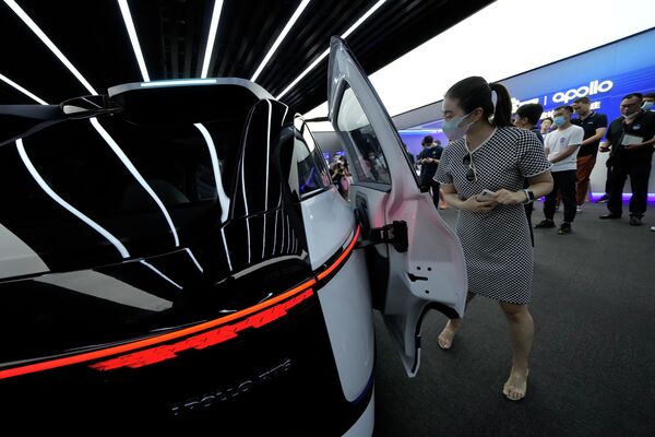 Китайская поисковая система и компания искусственного интеллекта Baidu представила свой новейший электрический автомобиль с автономным управлением - Sputnik Армения
