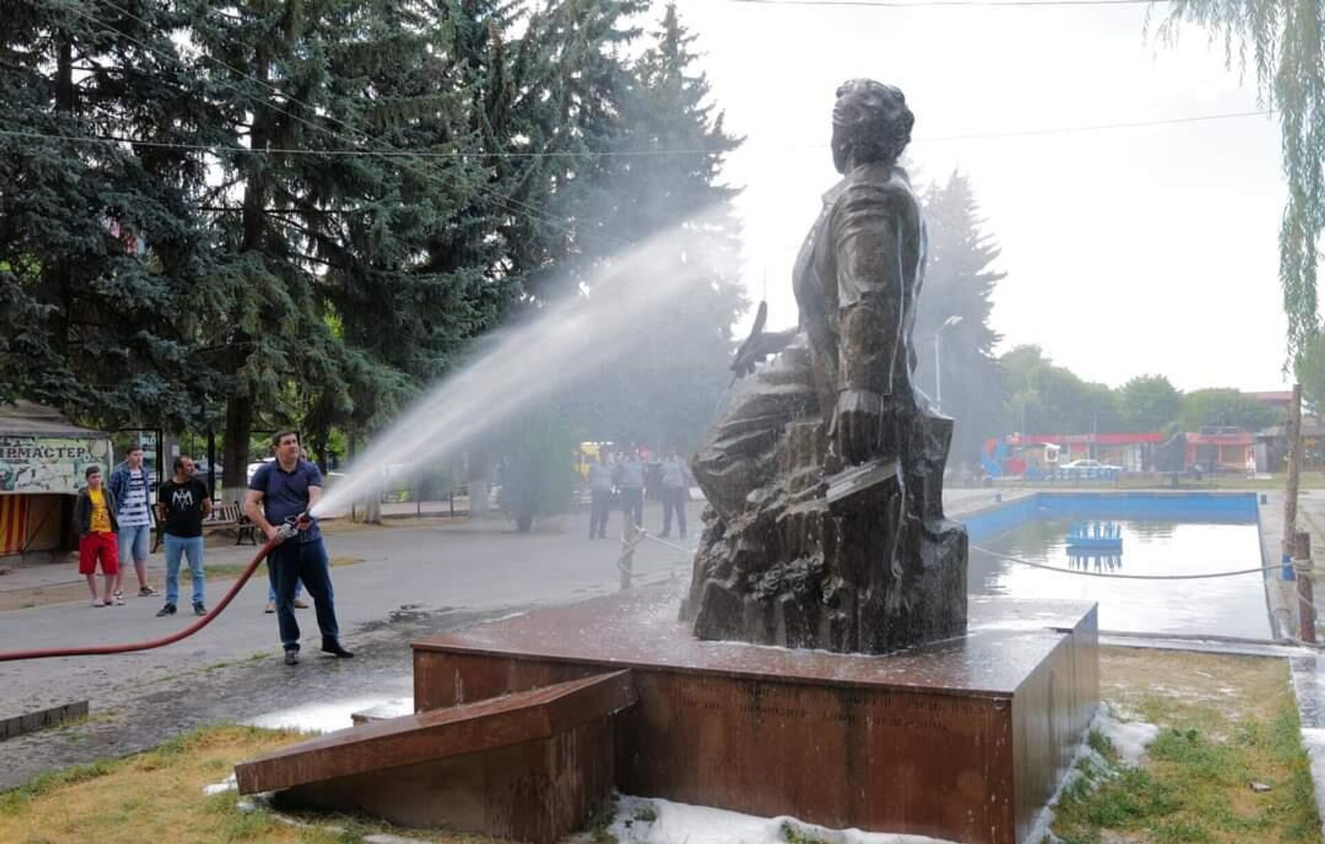 Старт мероприятиям Вардавара был дан на Театральной площади с вымыванием статуй (24 июля 2022). Гюмри - Sputnik Армения, 1920, 24.07.2022
