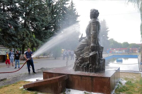 Վարդավառի միջոցառումների մեկնարկը Գյումրիում տրվել է արձանների լվացմամբ - Sputnik Արմենիա