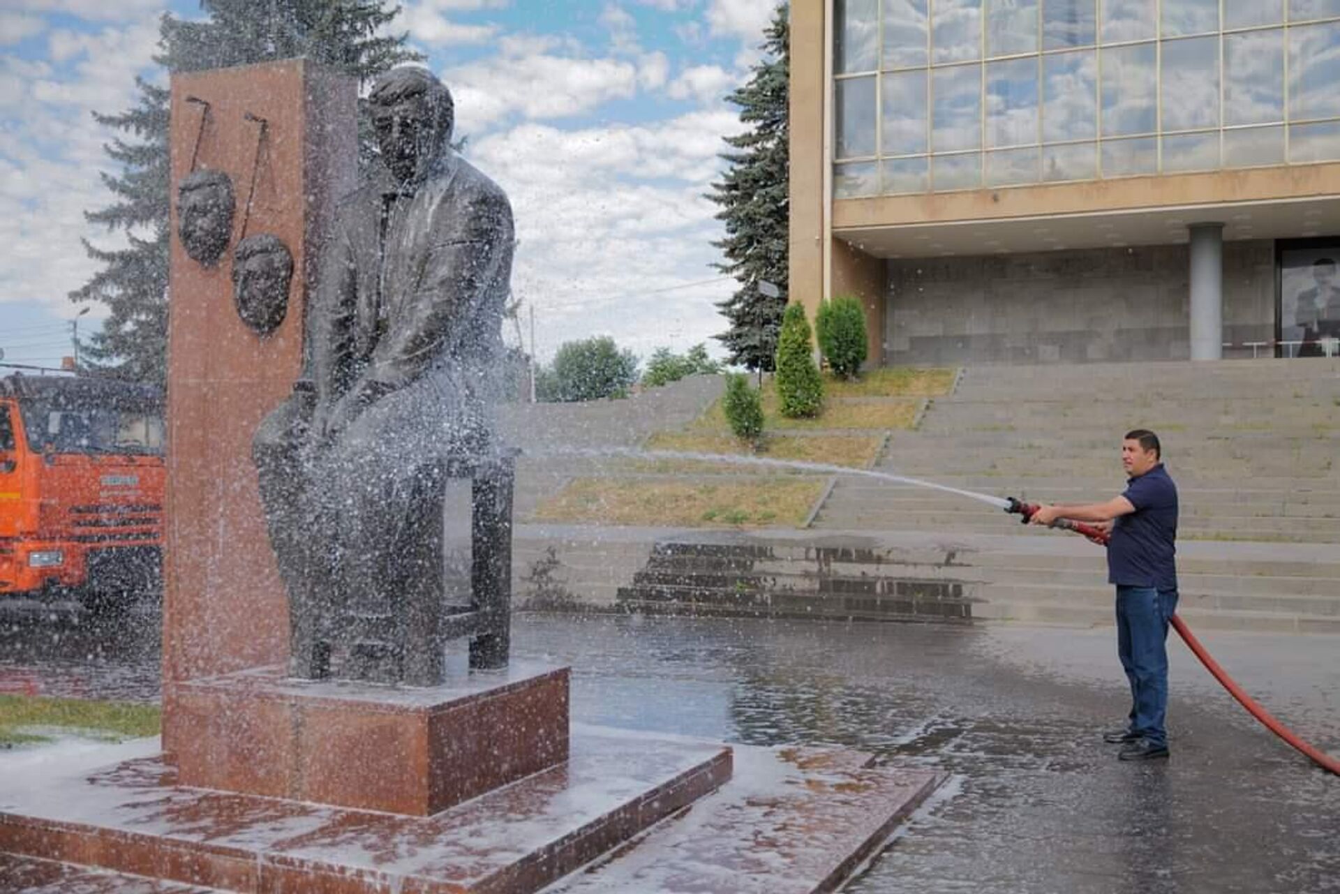 Старт мероприятиям Вардавара был дан на Театральной площади с вымыванием статуй (24 июля 2022). Гюмри - Sputnik Армения, 1920, 24.07.2022