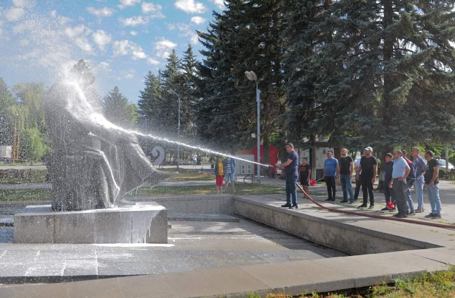 Старт мероприятиям Вардавара был дан на Театральной площади с вымыванием статуй (24 июля 2022). Гюмри - Sputnik Արմենիա, 1920, 24.07.2022