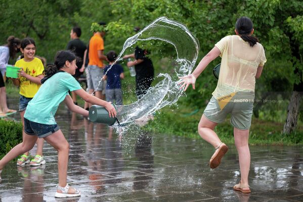 Обливание водой на самом веселом празднике в Гарни  - Sputnik Армения