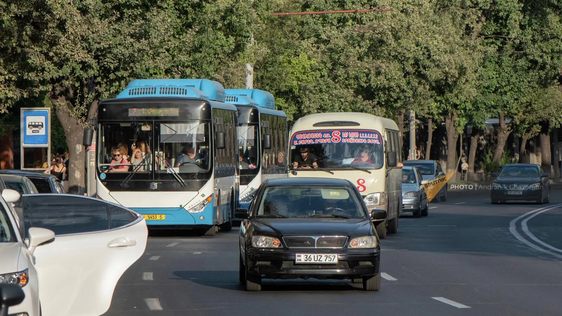 Автобусы у остановки на проспекте Маршала Баграмяна Автобусы у остановки на проспекте Маршала Баграмяна - Sputnik Армения, 1920, 05.09.2022
