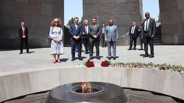 Находящийся в Армении с рабочим визитом председатель Генеральной Ассамблеи ООН Абдулла Шахид посетил мемориал Геноцида армян и почтил память жертв Геноцида (27 июля 2022). Еревaн - Sputnik Армения