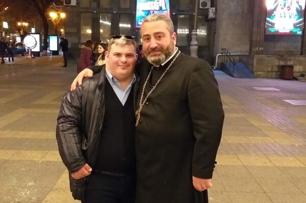 Ռաֆայելը ՍԲ Զորավոր եկեղեցու հոգևոր հովիվ տեր Գրիգորի հետ - Sputnik Արմենիա