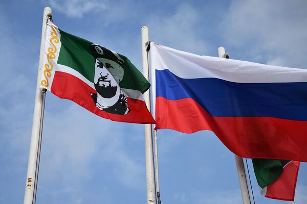 Флаги Чеченской Республики и Российской Федерации на территории палаточного лагеря на базе Российского университета спецназа в Гудермесе - Sputnik Армения