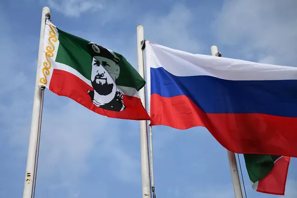 Флаги Чеченской Республики и Российской Федерации на территории палаточного лагеря на базе Российского университета спецназа в Гудермесе Флаги Чеченской Республики и Российской Федерации на территории палаточного лагеря на базе Российского университета спецназа в Гудермесе - Sputnik Армения