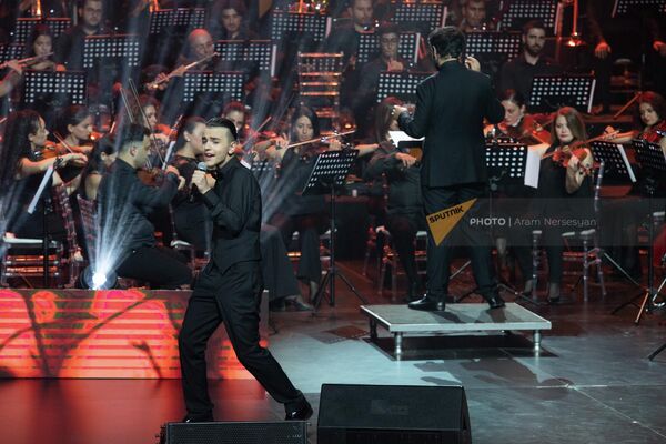 Певец Миша во время концерта в СКК, посвященного памяти народного артиста, певца и композитора Артура Григоряна (28 июля 2022). Еревaн - Sputnik Армения
