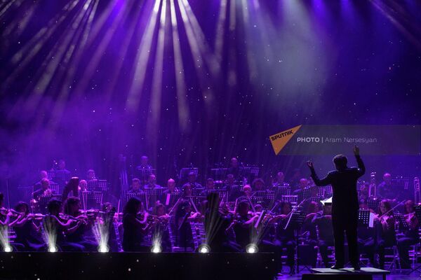 Концерт в СКК, посвященный памяти народного артиста, певца и композитора Артура Григоряна (28 июля 2022). Еревaн - Sputnik Армения