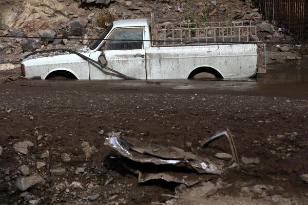 Застрявший в грязи автомобиль в деревне Эмамзаде Давуд в северо-западной части Тегерана - Sputnik Армения
