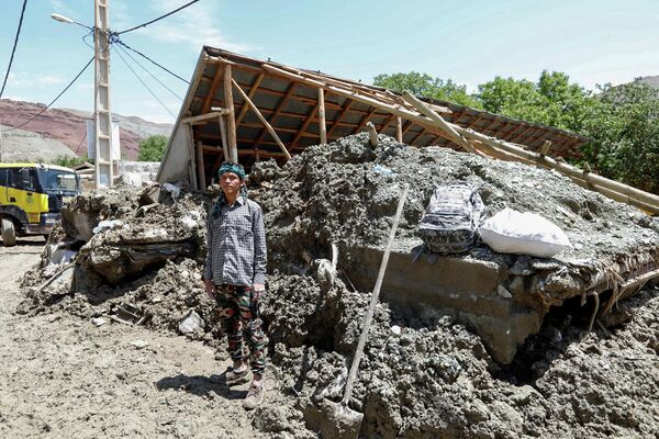 Рухнувшее в результате наводнения здание в районе ФирузкуФото предоставлено Иранским Красным Полумесяцем - Sputnik Армения