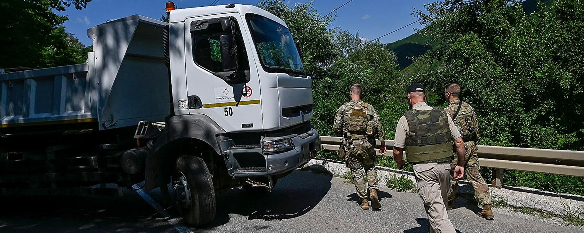 Американские солдаты НАТО, несущие службу в Косово, патрулируют рядом с дорожной баррикадой, установленной этническими сербами (1 августа 2022). Зубин Поток - Sputnik Армения, 1920, 01.08.2022