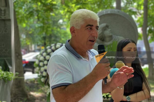Председатель комитета Курдистан Сло Дрбоян на мероприятии около Памятника жертвам геноцида езидов в Кольцевом парке (3 августа 2022). Еревaн - Sputnik Армения