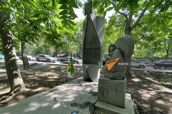 Памятник жертвам геноцида езидов в Кольцевом парке - Sputnik Армения