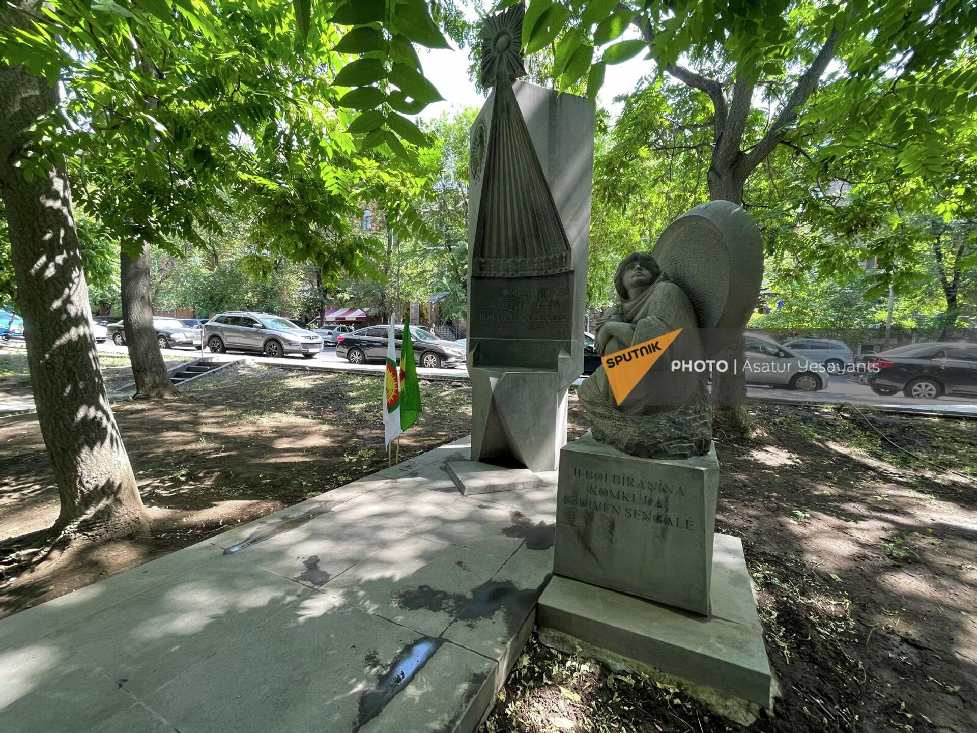 Памятник жертвам геноцида езидов в Кольцевом парке - Sputnik Արմենիա, 1920, 03.08.2022