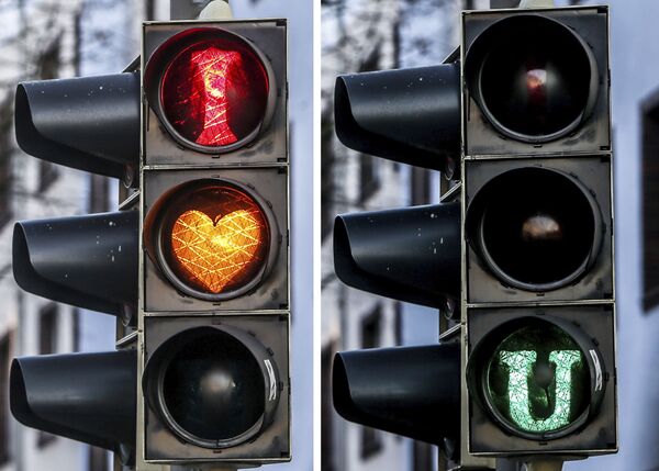 Комбинация из двух фотографий показывает светофор в Дортмунде со световой инсталляцией фразы &quot;Я люблю тебя&quot; - Sputnik Армения
