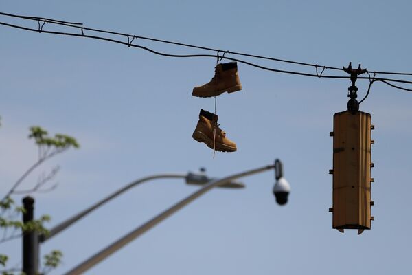 Ботинки на проводах рядом со светофором в Балтиморе. - Sputnik Армения