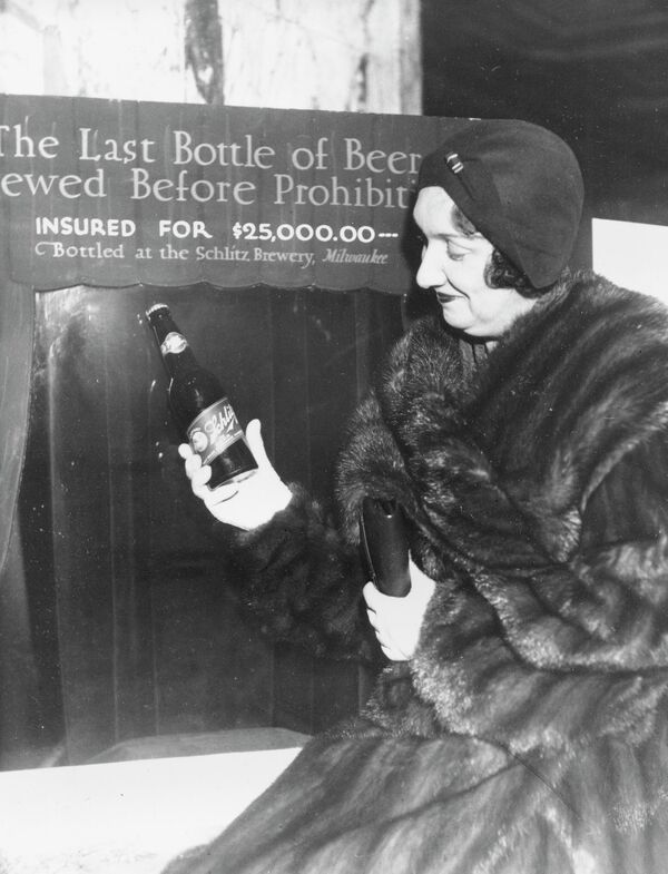 Последняя бутылка пива, разлитая до вступления в силу сухого закона в США с 1920 по 1933 год. Бутылка Schlitz была застрахована на 25 000 долларов - Sputnik Армения