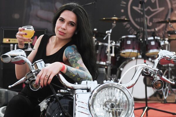 Девушка с бокалом пива на IV фестивале крафтовой культуры в Казани - Sputnik Армения