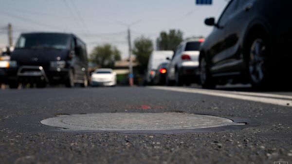 Сотрудники муниципальных органов меняют устаревшие крышки люков на улицах Еревана - Sputnik Армения