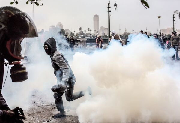 Столкновения участников акций протеста с полицией возле площади Тахрир в Каире - Sputnik Армения