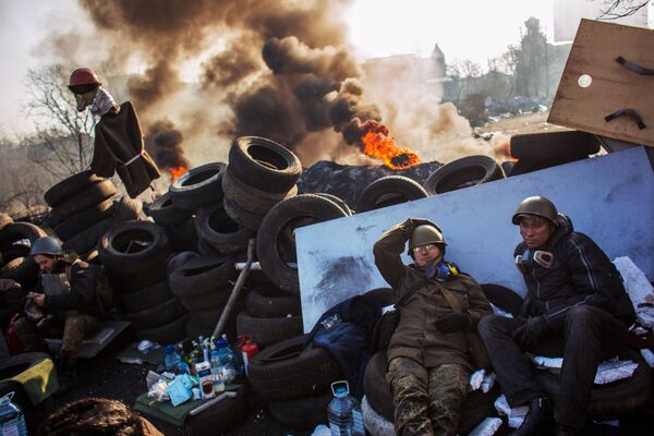Сторонники радикальной оппозиции на баррикаде Институтской улицы в Киеве, февраль 2014 года - Sputnik Армения