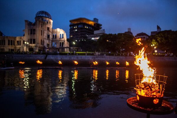 Памятные костры горят перед руинами Зала промышленного развития префектуры Хиросима, ныне известного как &quot;Купол атомной бомбы&quot; - Sputnik Армения