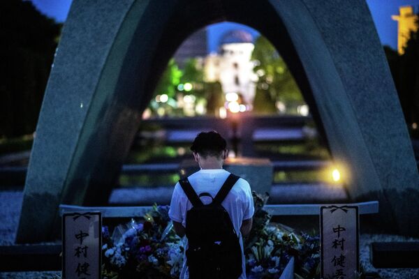 Памятник жертвам Хиросимы— серый бетонный шатер, раскинутый среди зелени парка. Внутри памятника— известковая плита, под ней— ларец с именами погибших - Sputnik Армения