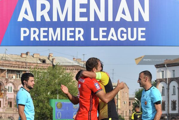 «Ալաշկերտ» և «Արարատ» ֆուտբոլային ակումբների ավագներ Արտակ Գրիգորյանն ու Հրայր Մկոյանը ողջունում են միմյանց Հայաստանի Պրեմիեր լիգայի Vbet 2–րդ խաղից առաջ: - Sputnik Արմենիա