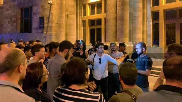 Акция протеста в поддержку жителей Бердзора на площади Республики (8 августа 2022). Еревaн - Sputnik Армения