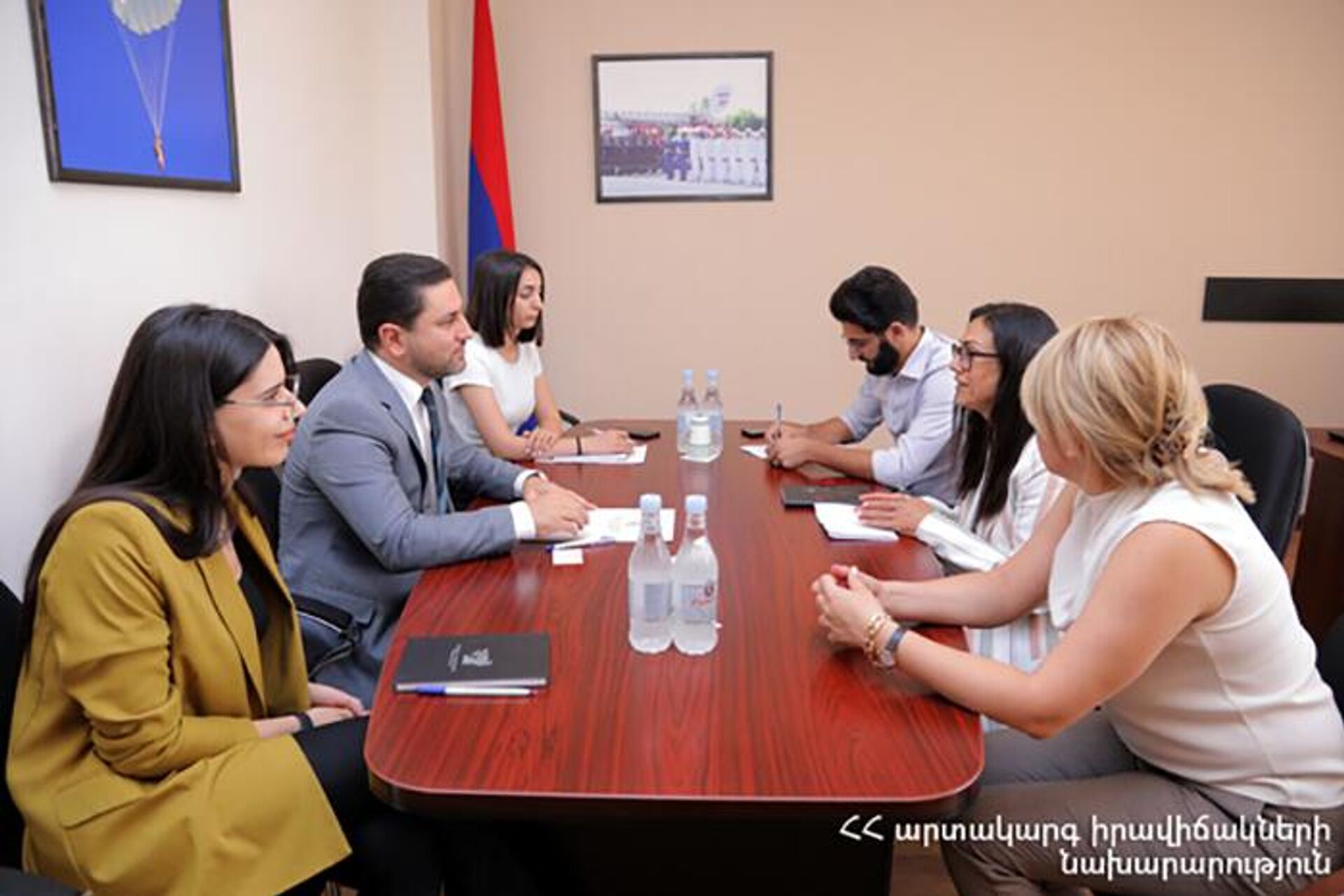 Замминистра по чрезвычайным ситуациям Давид Амбарян встретился с заместителем руководителя делегации Международного комитета Красного Креста Мириам Эль Холи (9 августа 2022). Еревaн - Sputnik Արմենիա, 1920, 09.08.2022