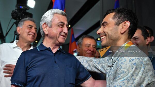 Սերժ Սարգսյանն օդանավակայանում դիմավորում է շախմատիստներին - Sputnik Արմենիա