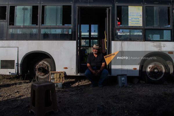 Автор идеи экогородка Карен Асатрян у одного из автобусов-домиков будущего городка у Азатского водохранилища - Sputnik Армения