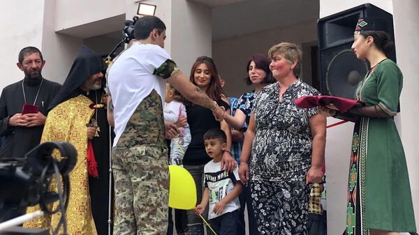Муниципалитет Гориса подарил 4 семьям новый дом - Sputnik Армения