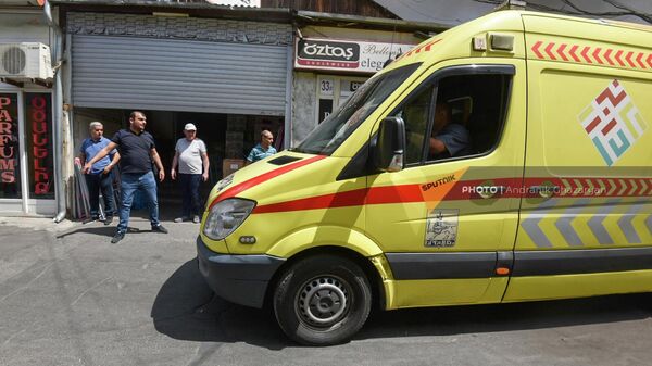 Машина скорой помощи на месте пожара в торговом центре Сурмалу (14 августа 2022). Еревaн - Sputnik Армения
