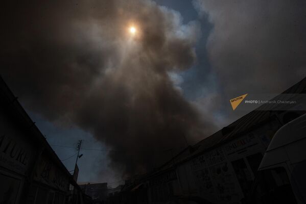 Солнце видно сквозь дым от пожара в торговом центре Сурмалу (14 августа 2022). Еревaн - Sputnik Армения