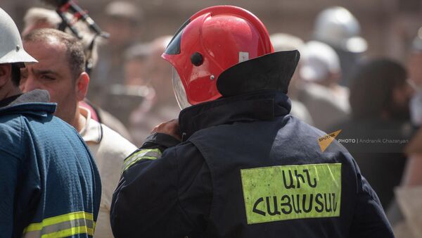 Сотрудник пожарной службы МЧС Армении на месте взрыва в торговом центре Сурмалу (14 августа 2022). Еревaн - Sputnik Армения
