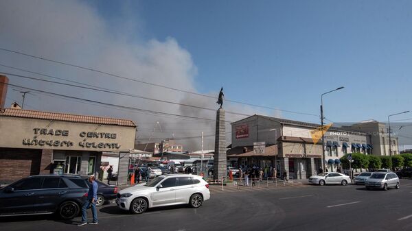Дым от пожара, возникшего после взрыва в торговом центре Сурмалу (14 августа 2022). Еревaн - Sputnik Արմենիա
