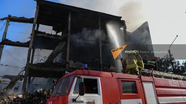 Спасатели работают на месте взрыва торгового центра Сурмалу (15 августа 2022). Еревaн - Sputnik Армения