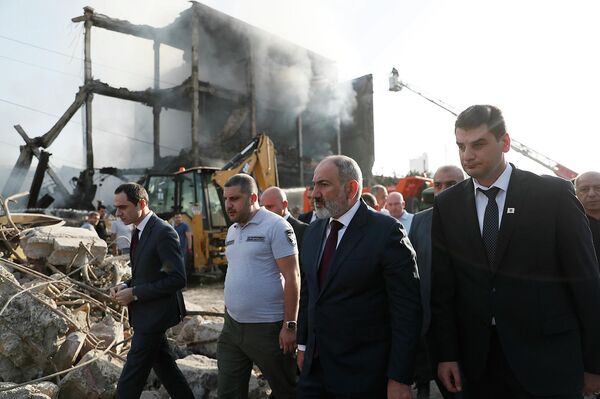 Премьер-министр Никол Пашинян на месте взрыва торгового центра Сурмалу (15 августа 2022). Еревaн - Sputnik Армения