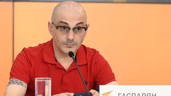 Журналист, общественный деятель Армен Гаспарян во время видеомоста по теме Санкции против Союзного государства и их влияние на страны СНГ (15 августа 2022). Москвa - Sputnik Армения