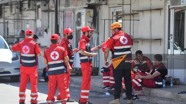 Сотрудники Международного Красного Креста во время работы на месте пожара и обрушения тц Сурмалу (16 августа 2022). Еревaн - Sputnik Армения
