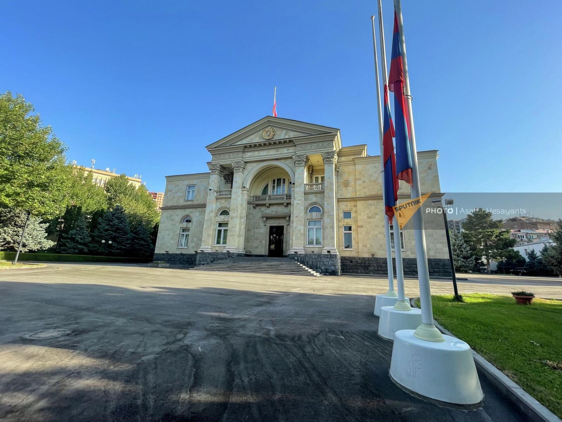 Флаг у здания Резиденции президента приспущен в знак траура по погибшим во время пожара и обрушения тц Сурмалу (17 августа 2022). Еревaн - Sputnik Армения, 1920, 17.08.2022
