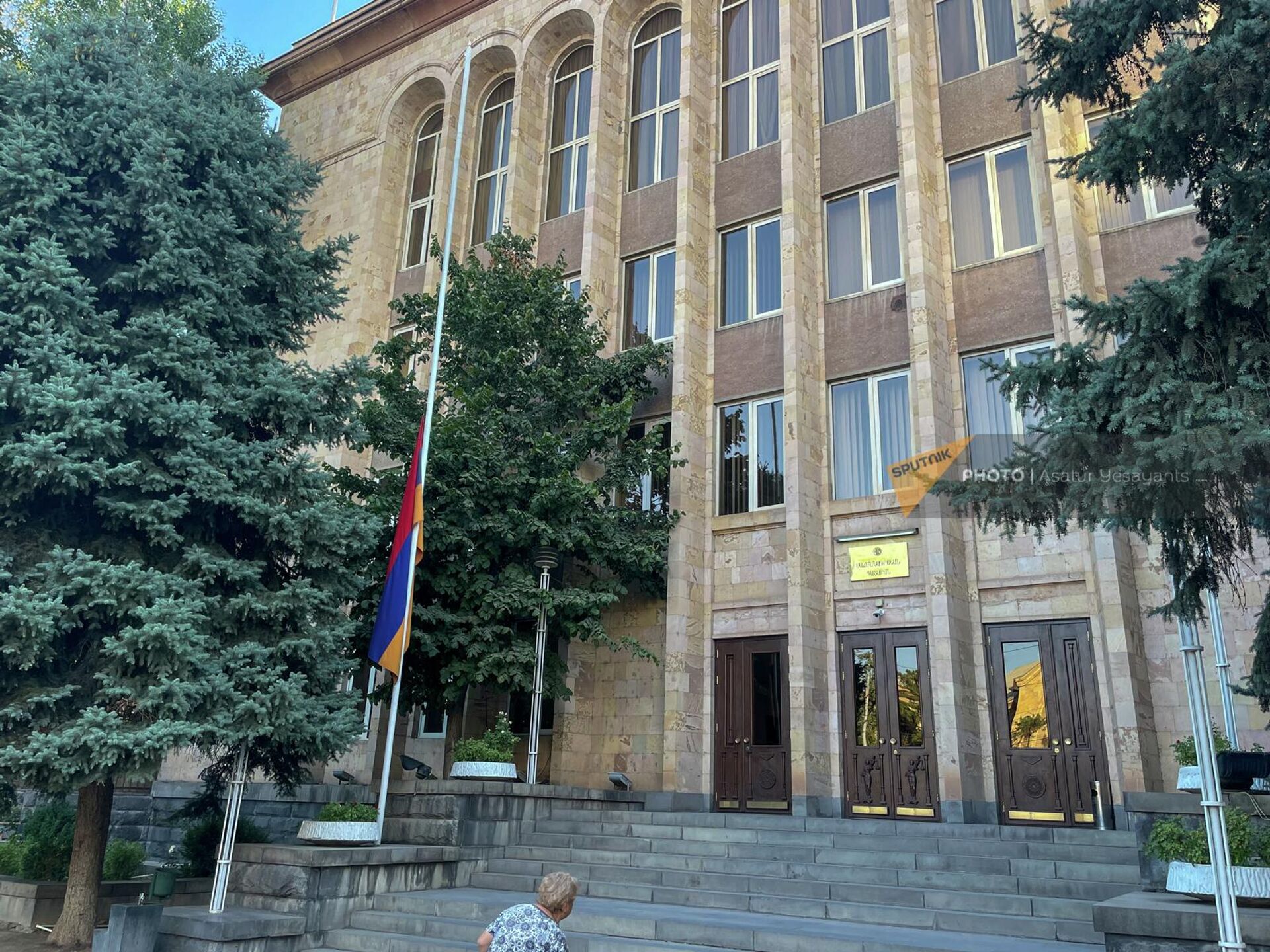 Флаг у здания Конституционного суда приспущен в знак траура по погибшим во время пожара и обрушения тц Сурмалу (17 августа 2022). Еревaн - Sputnik Армения, 1920, 17.08.2022