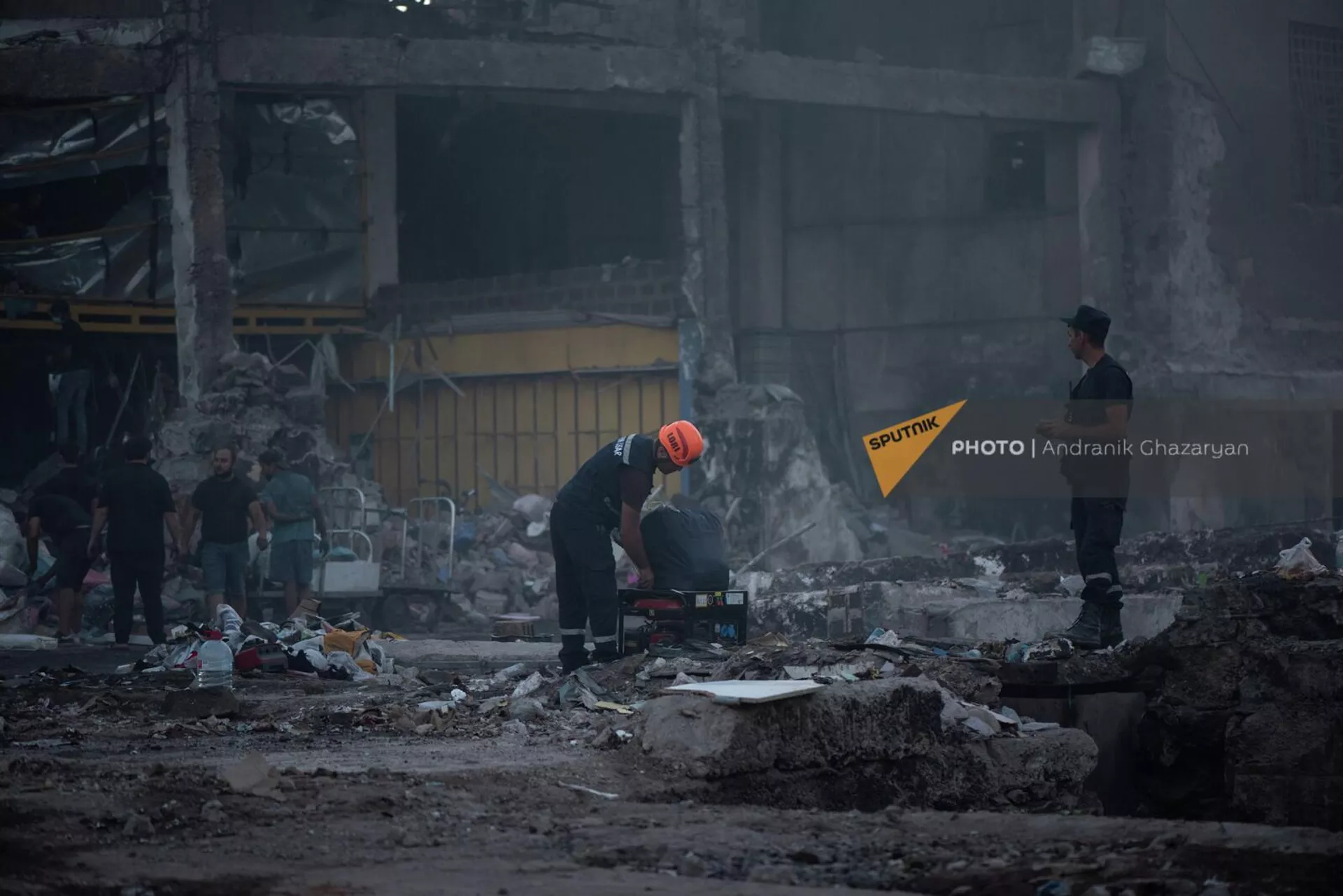 Сотрудники МЧС во время работы у тц Сурмалу (17 августа 2022). Еревaн