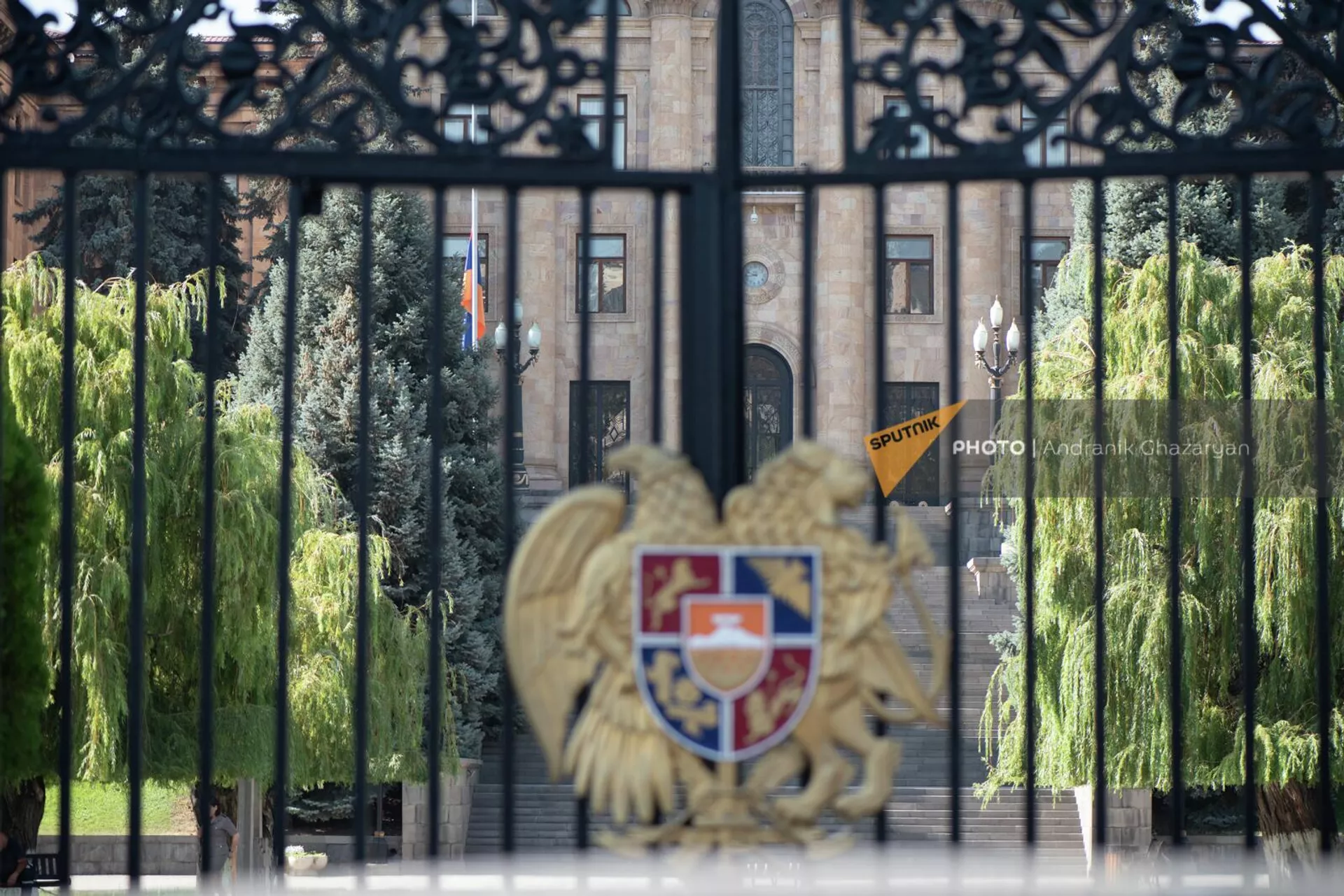 Флаг у здания НС приспущен в знак траура по погибшим во время пожара и обрушения тц Сурмалу (17 августа 2022). Еревaн Флаг у здания НС приспущен в знак траура по погибшим во время пожара и обрушения тц Сурмалу (17 августа 2022). Еревaн - Sputnik Армения, 1920, 17.08.2022