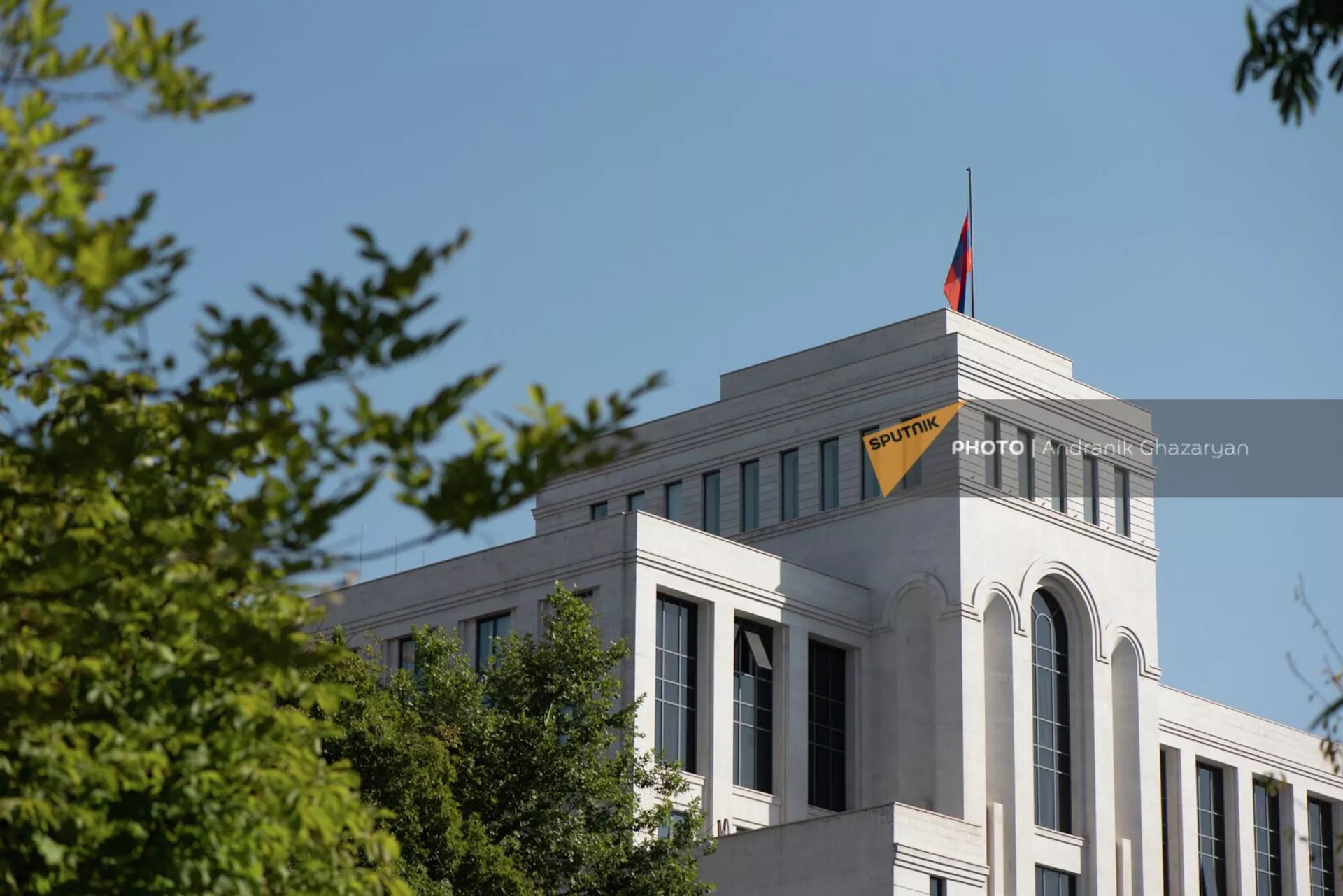 Флаг на здании МИД приспущен в знак траура по погибшим во время пожара и обрушения тц Сурмалу (17 августа 2022). Еревaн Флаг на здании МИД приспущен в знак траура по погибшим во время пожара и обрушения тц Сурмалу (17 августа 2022). Еревaн - Sputnik Армения, 1920, 17.08.2022